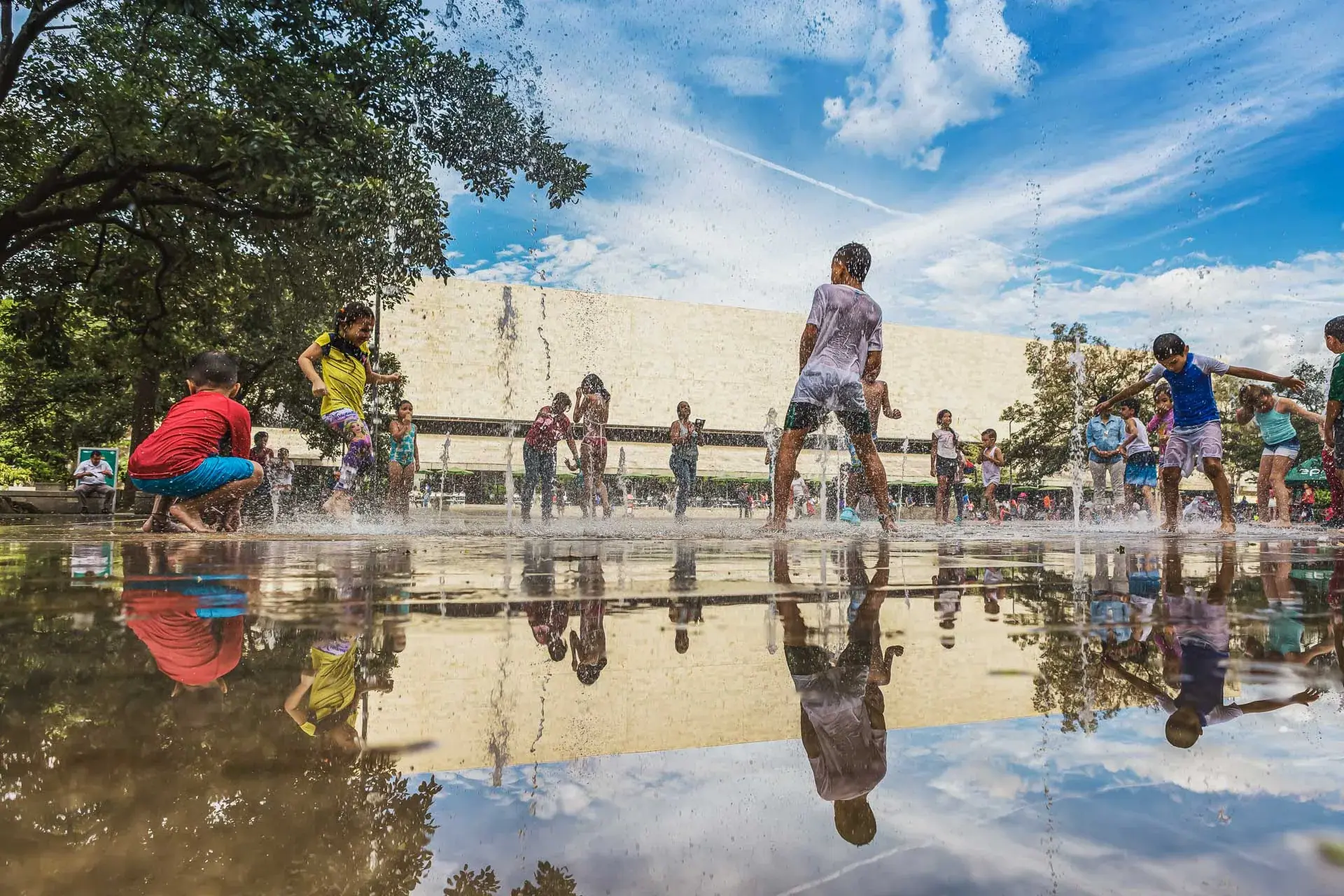 El bosque de guaduas y el espejo de agua en el Parque de los Pies Descalzos en Medellín, diseñado por +udeb.